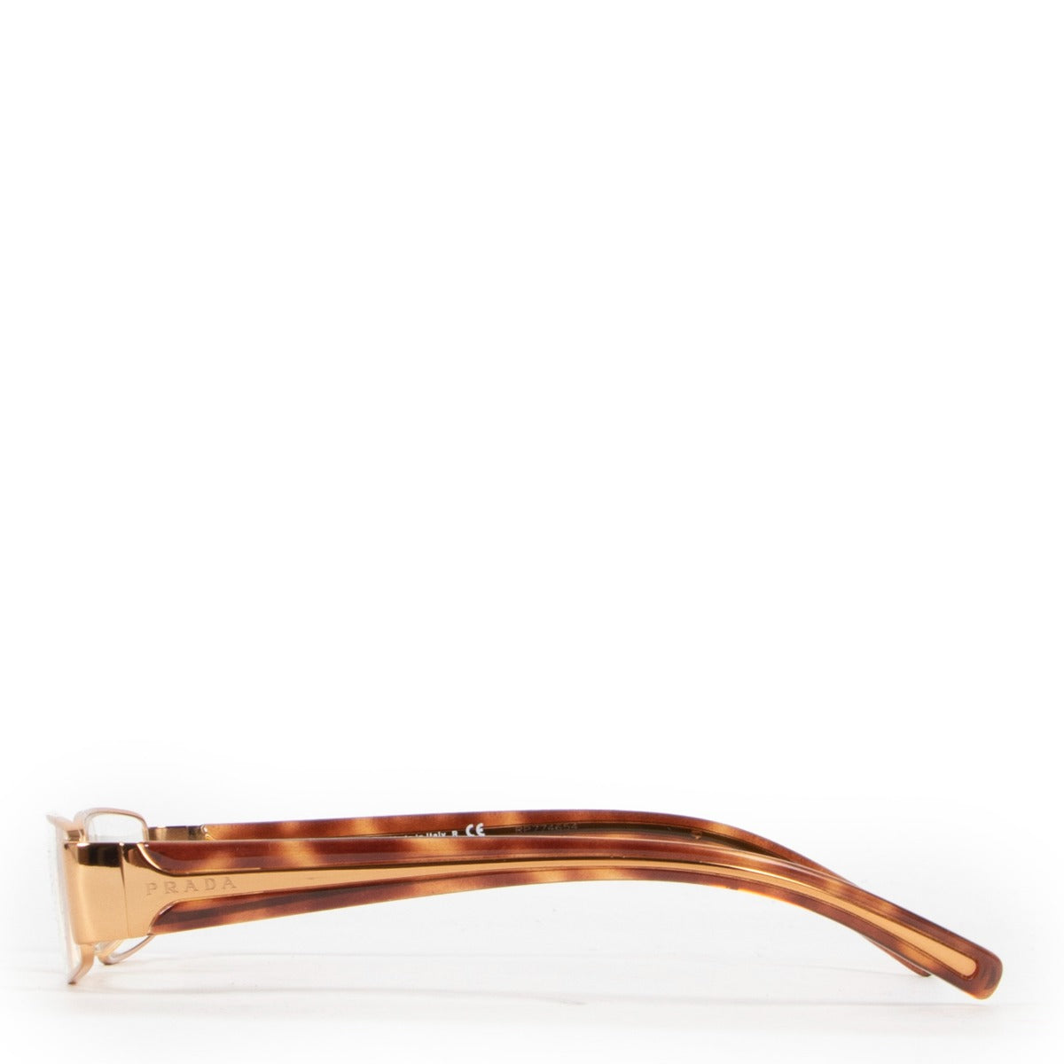 Prada Glasses are now available at Labellov for a reasonable price and in good condition. Ideal to elevate your look. Get them online or in store in Antwerp