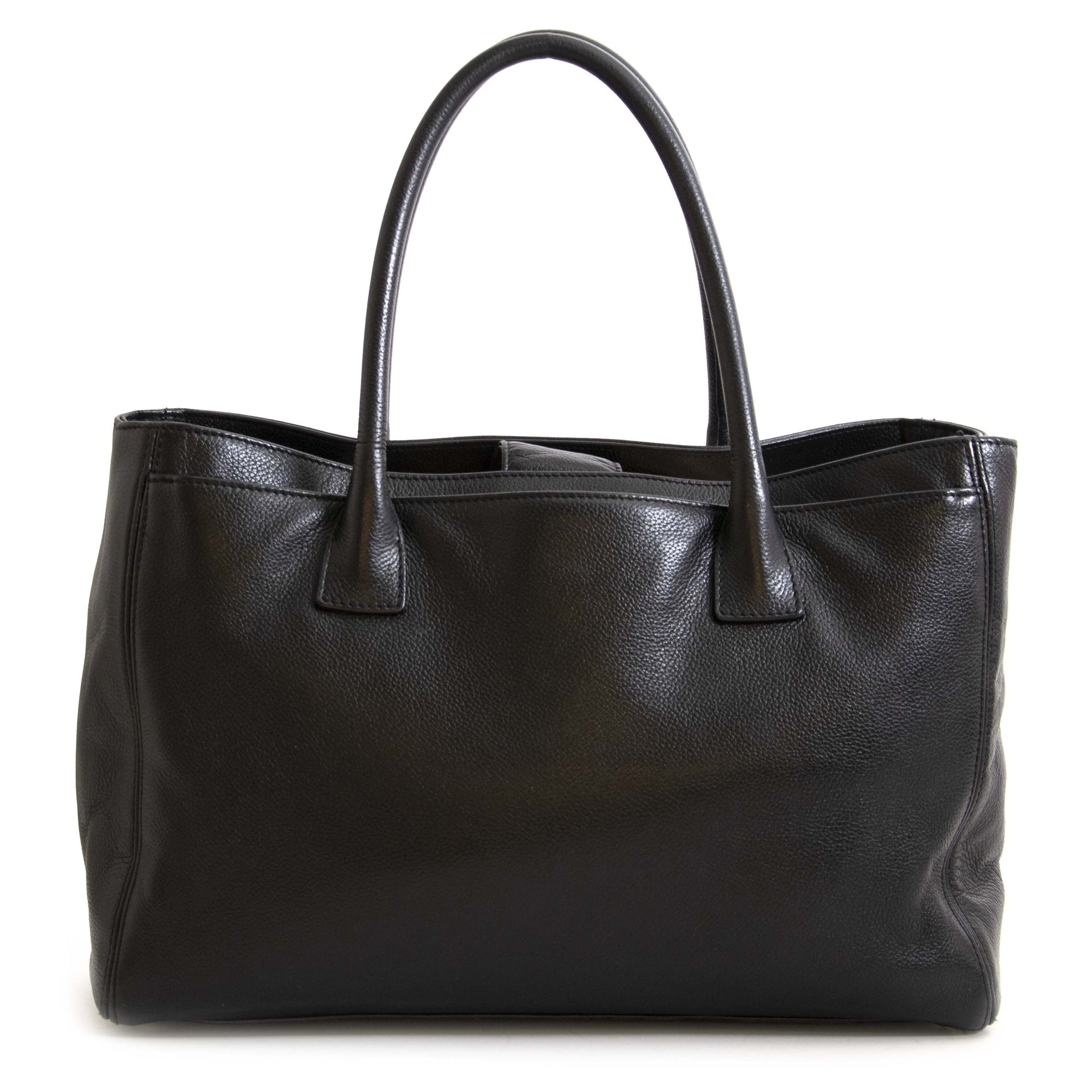 Chanel Black Deerskin Cerf Executive Shopper Tote. Buy authentic secondhand Chanel shopper tote at the right price at LabelLOV, safe and secure online shopping. Koop authentieke tweedehands Chanel tassen aan de juiste prijs bij LabelLOV.