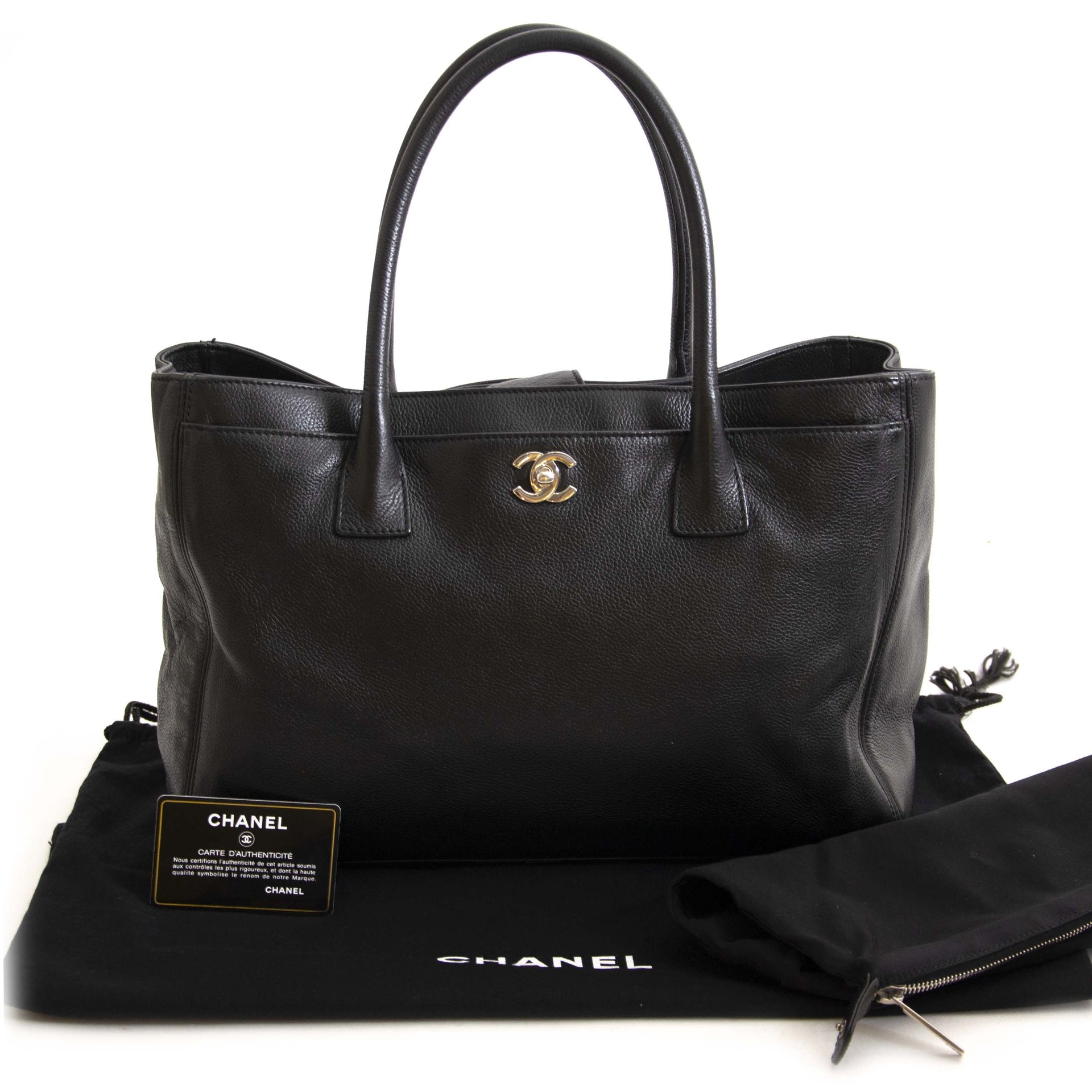 Chanel Black Deerskin Cerf Executive Shopper Tote. Buy authentic secondhand Chanel shopper tote at the right price at LabelLOV, safe and secure online shopping. Koop authentieke tweedehands Chanel tassen aan de juiste prijs bij LabelLOV.