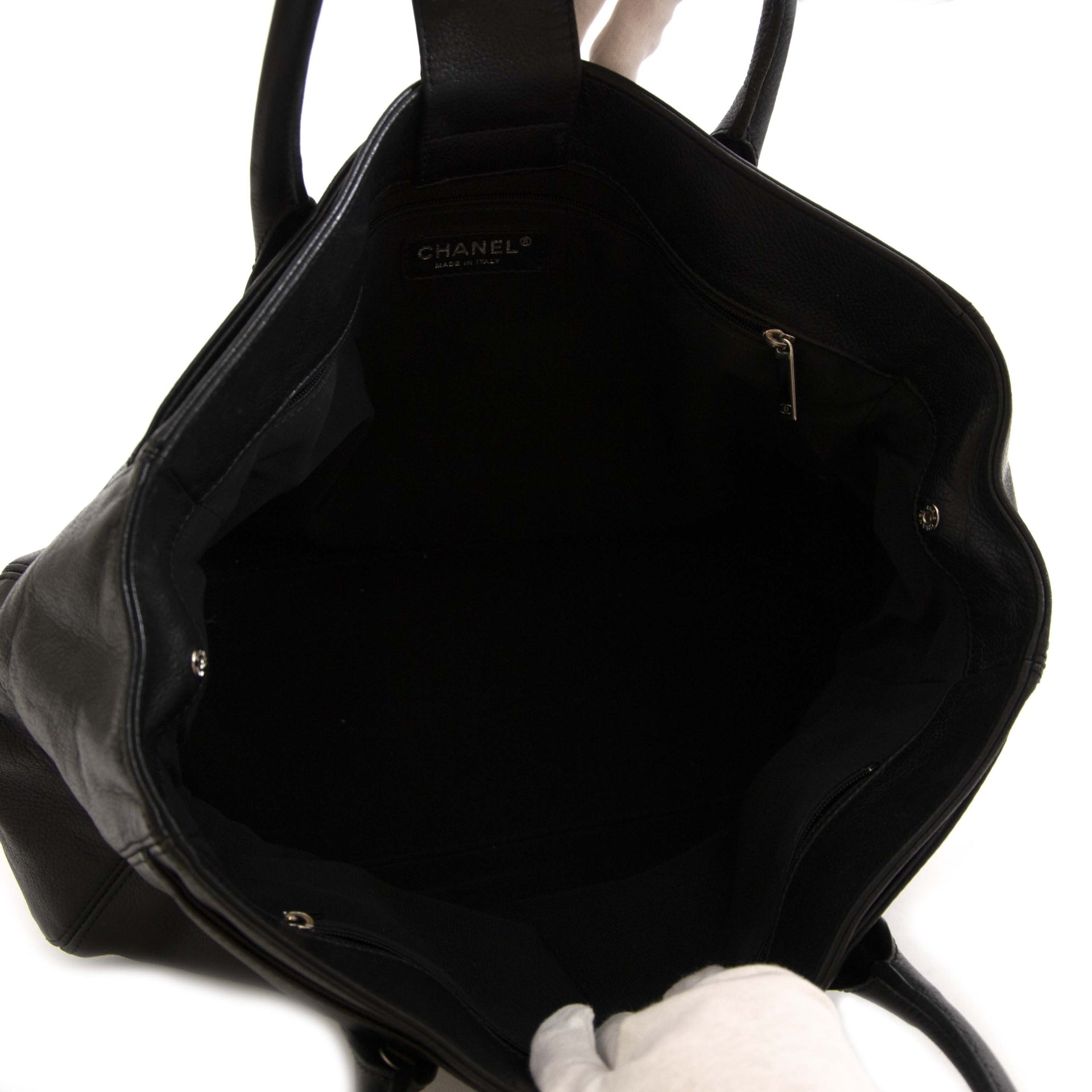 Chanel Black Deerskin Cerf Executive Shopper Tote. Buy authentic secondhand Chanel shopper tote at the right price at LabelLOV, safe and secure online shopping. Koop authentieke tweedehands Chanel tassen aan de juiste prijs bij LabelLOV.