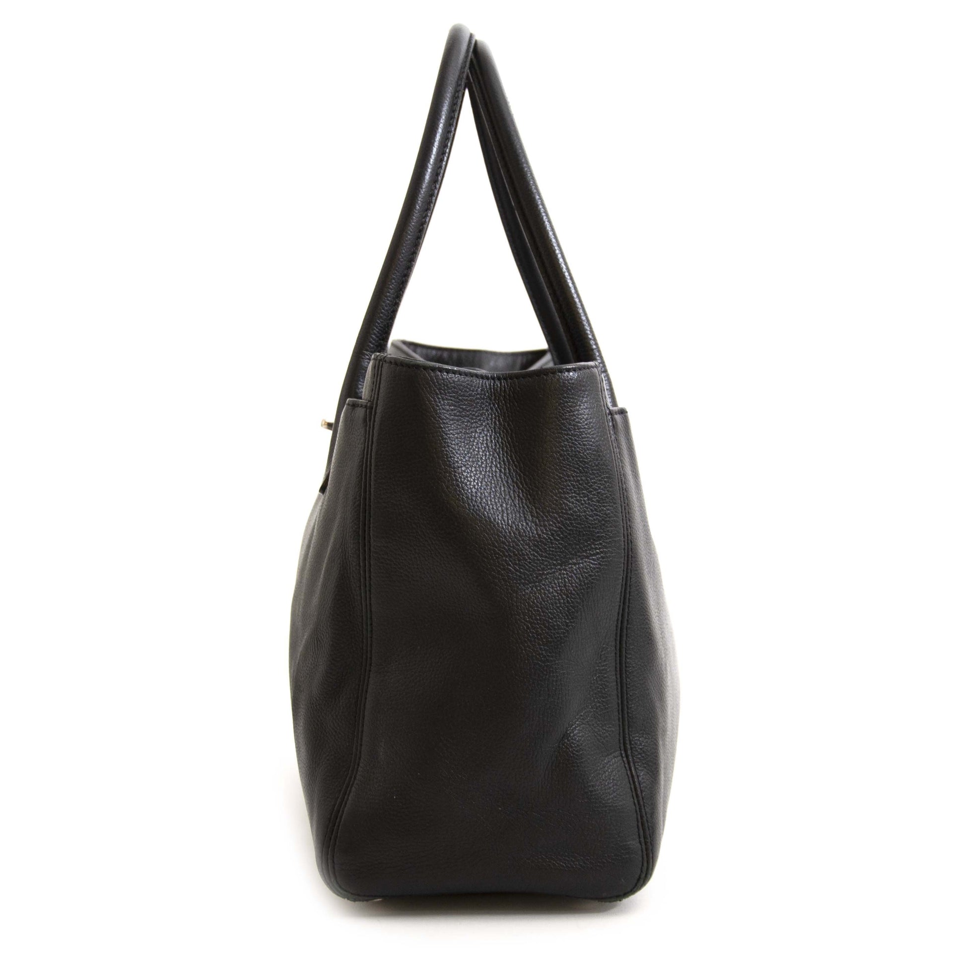 Chanel Black Deerskin Cerf Executive Shopper Tote. Buy authentic secondhand Chanel shopper tote at the right price at LabelLOV, safe and secure online shopping. Koop authentieke tweedehands Chanel tassen aan de juiste prijs bij LabelLOV.