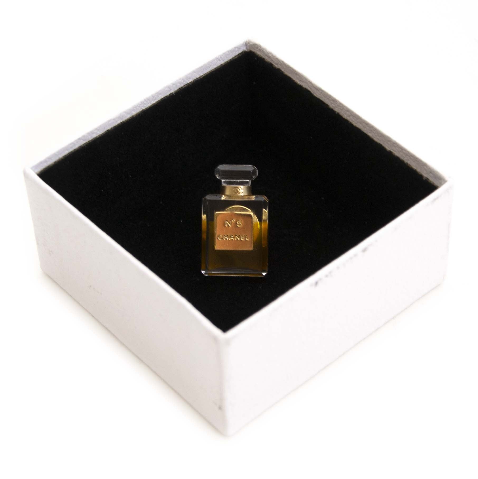 Buy authentic second hand vintage Chanel No. 5 Perfume Bottle at online webshop LabelLOV. Safe and secure shopping. Koop authentieke tweedehands vintage Chanel No. 5 Perfume Bottle Brooc bij online webshop LabelLOV.
