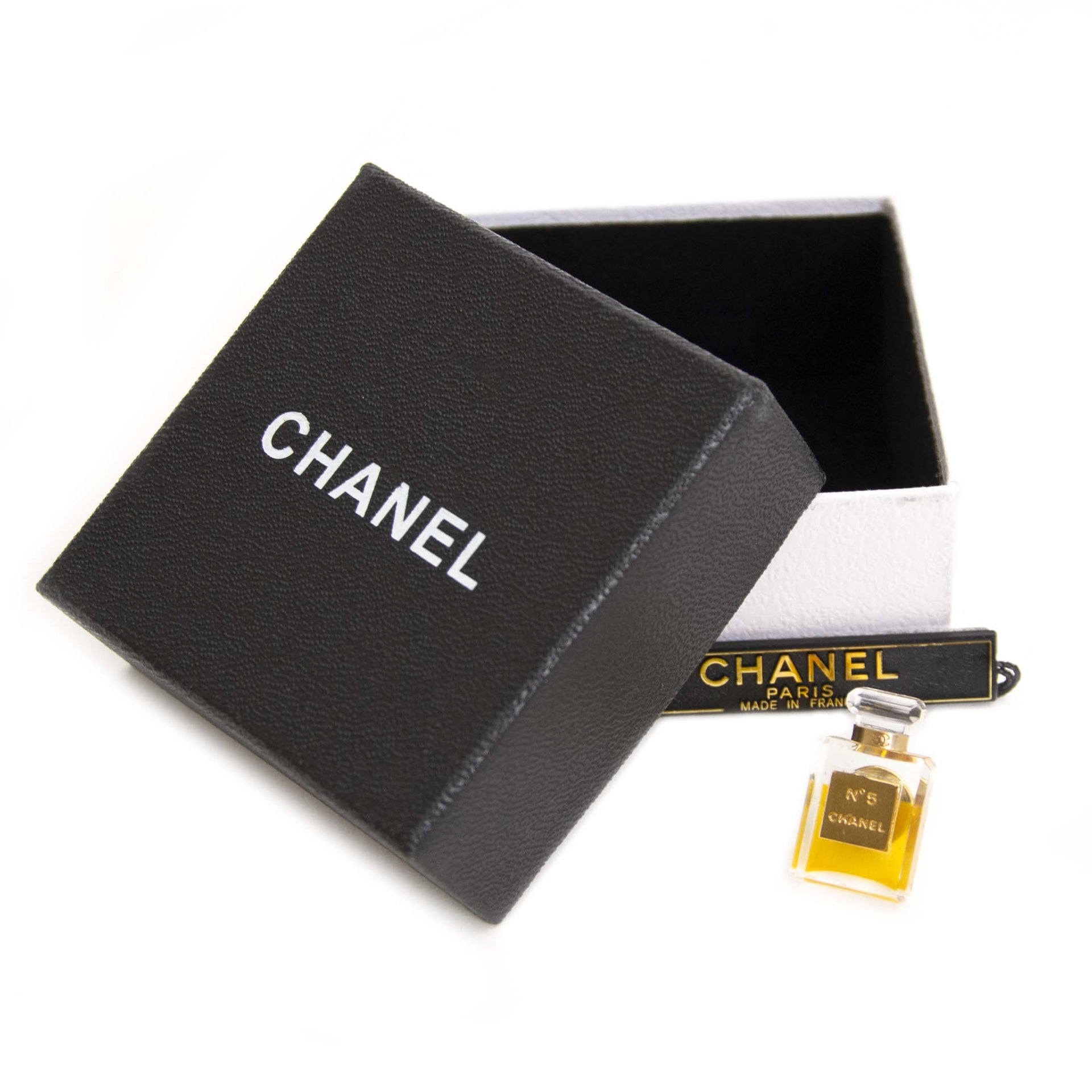 Buy authentic second hand vintage Chanel No. 5 Perfume Bottle at online webshop LabelLOV. Safe and secure shopping. Koop authentieke tweedehands vintage Chanel No. 5 Perfume Bottle Brooc bij online webshop LabelLOV.