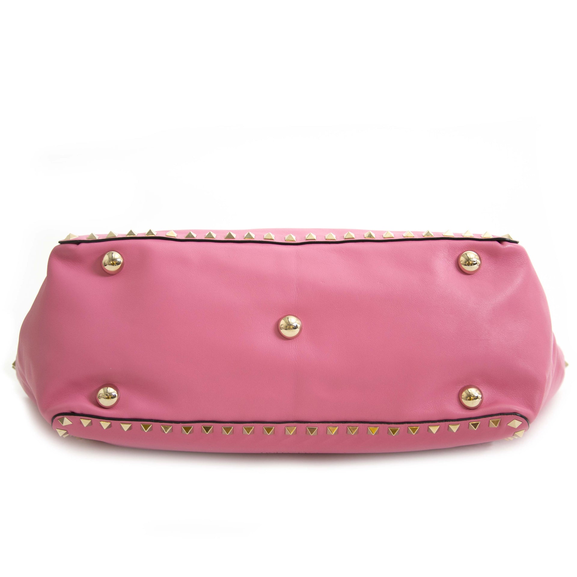 Valentino Pink Rockstud Medium Tote Bag Buy secondhand Valentino bags at Labellov. Safe online shopping at a fair price. Koop tweedehands Valentino handtassen bij Labellov. Veilig online winkelen voor een eerlijke prijs.