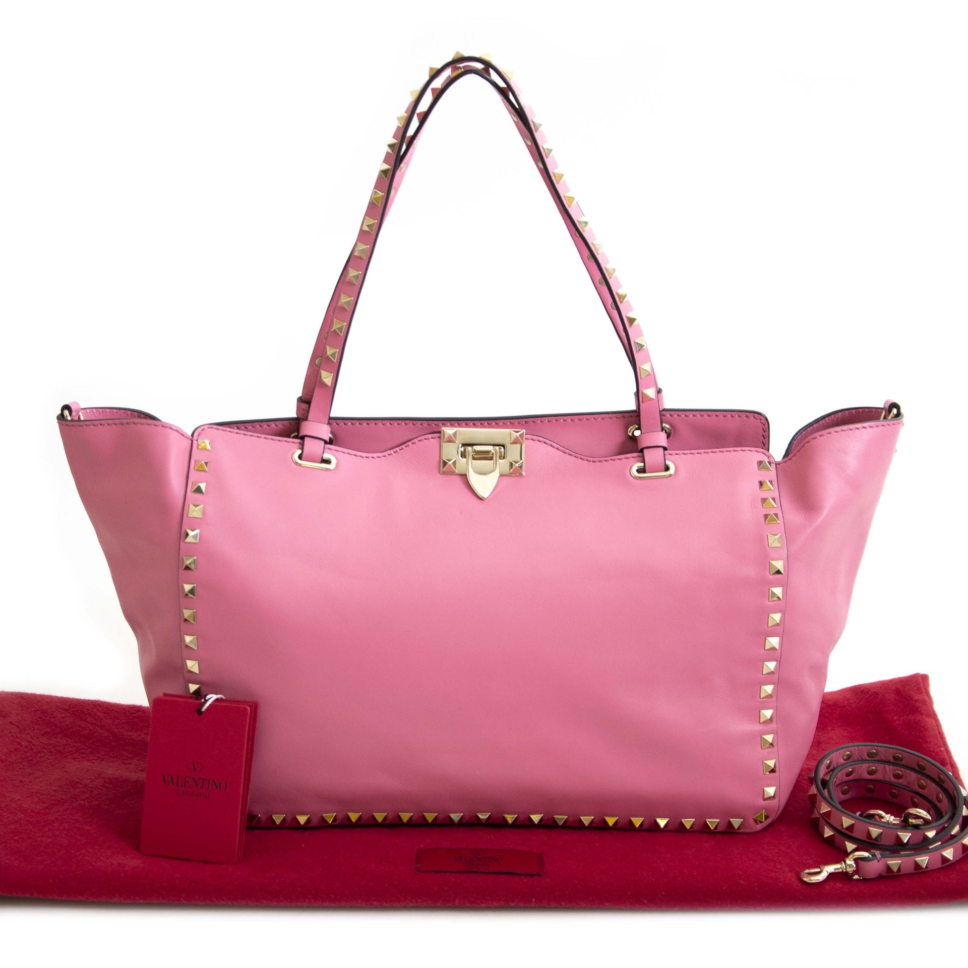 Valentino Pink Rockstud Medium Tote Bag Buy secondhand Valentino bags at Labellov. Safe online shopping at a fair price. Koop tweedehands Valentino handtassen bij Labellov. Veilig online winkelen voor een eerlijke prijs.