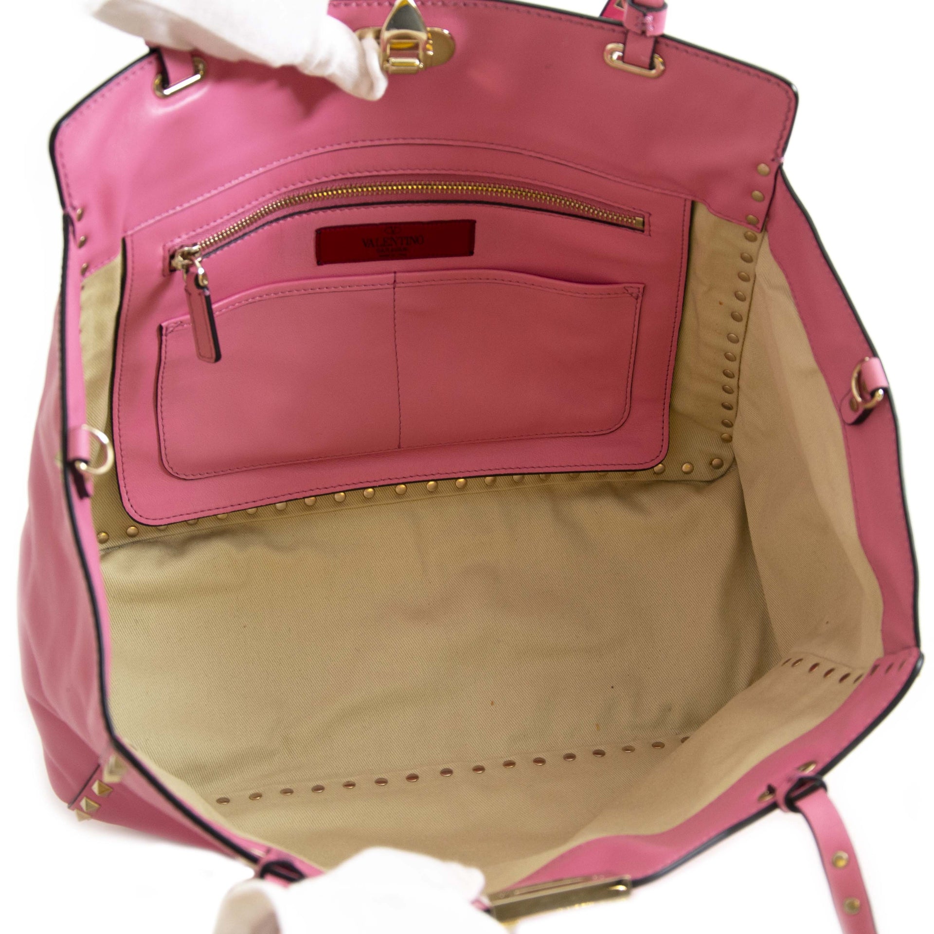 Valentino Pink Rockstud Medium Tote Bag Buy secondhand Valentino bags at Labellov. Safe online shopping at a fair price. Koop tweedehands Valentino handtassen bij Labellov. Veilig online winkelen voor een eerlijke prijs.