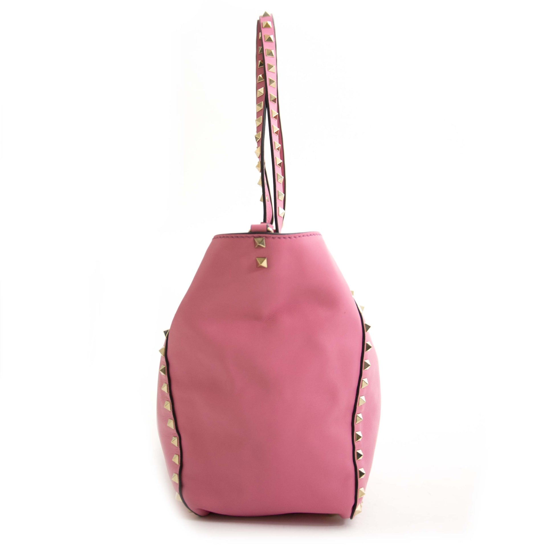 Valentino Pink Rockstud Medium Tote Bag Buy secondhand Valentino bags at Labellov. Safe online shopping at a fair price. Koop tweedehands Valentino handtassen bij Labellov. Veilig online winkelen voor een eerlijke prijs.
