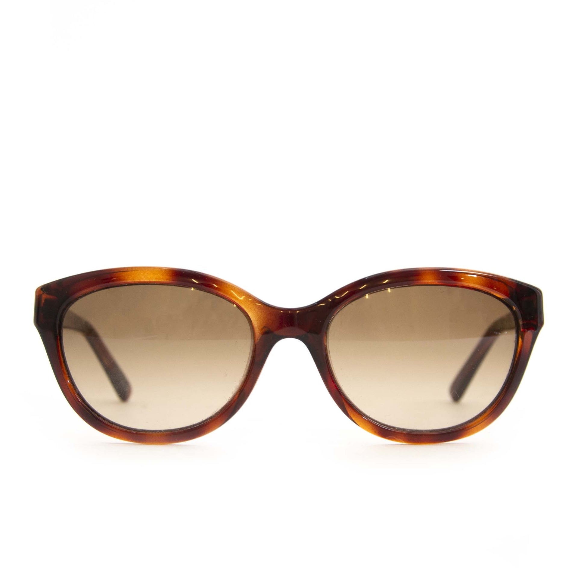 Buy authentic second hand vintage Valentino Brown Havana Gold Sunglasses at online webshop LabelLOV. Safe and secure online shopping. Koop authentieke tweedehands vintage Valentino Brown Havana Gold Sunglasses bij online webshop LabelLOV.