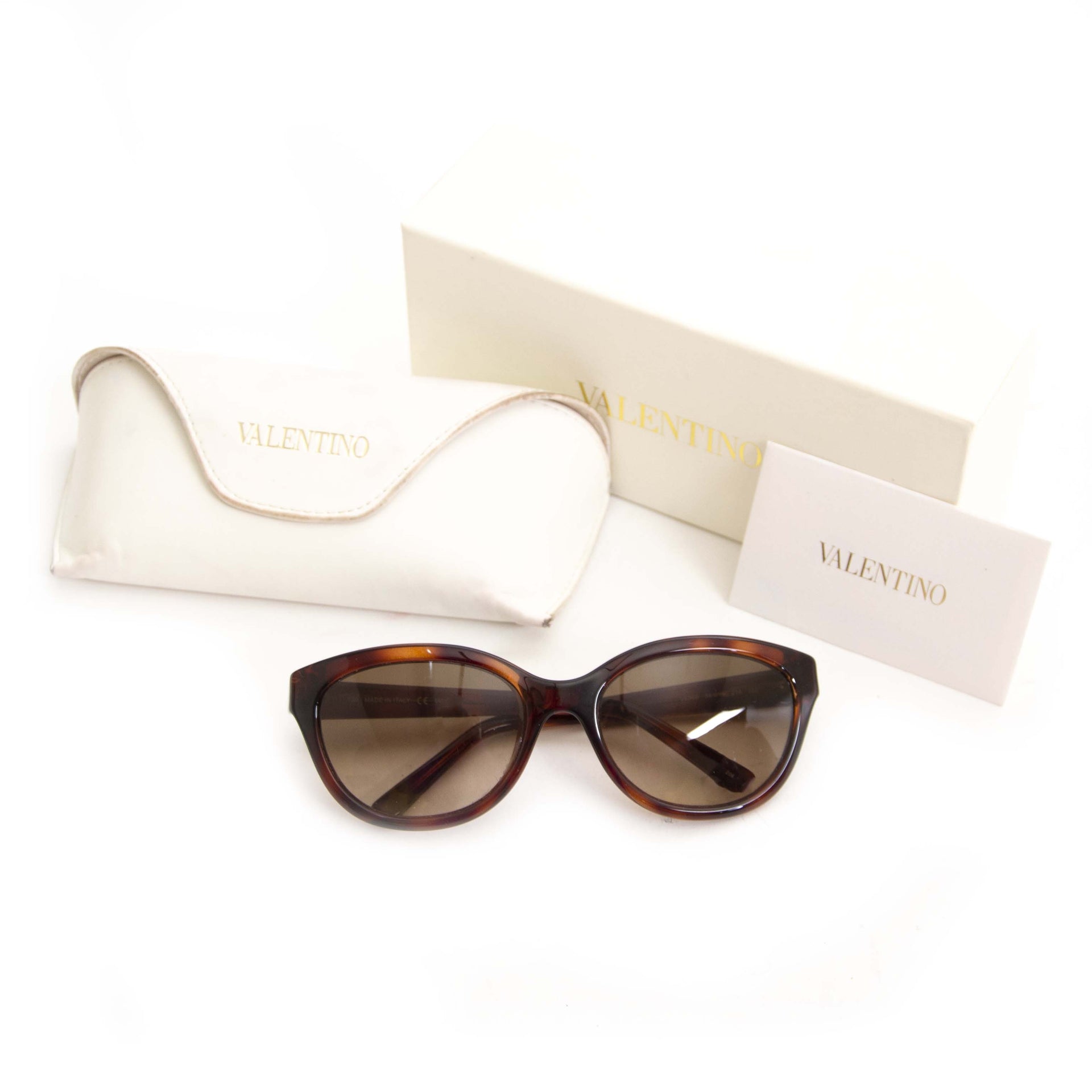 Buy authentic second hand vintage Valentino Brown Havana Gold Sunglasses at online webshop LabelLOV. Safe and secure online shopping. Koop authentieke tweedehands vintage Valentino Brown Havana Gold Sunglasses bij online webshop LabelLOV.