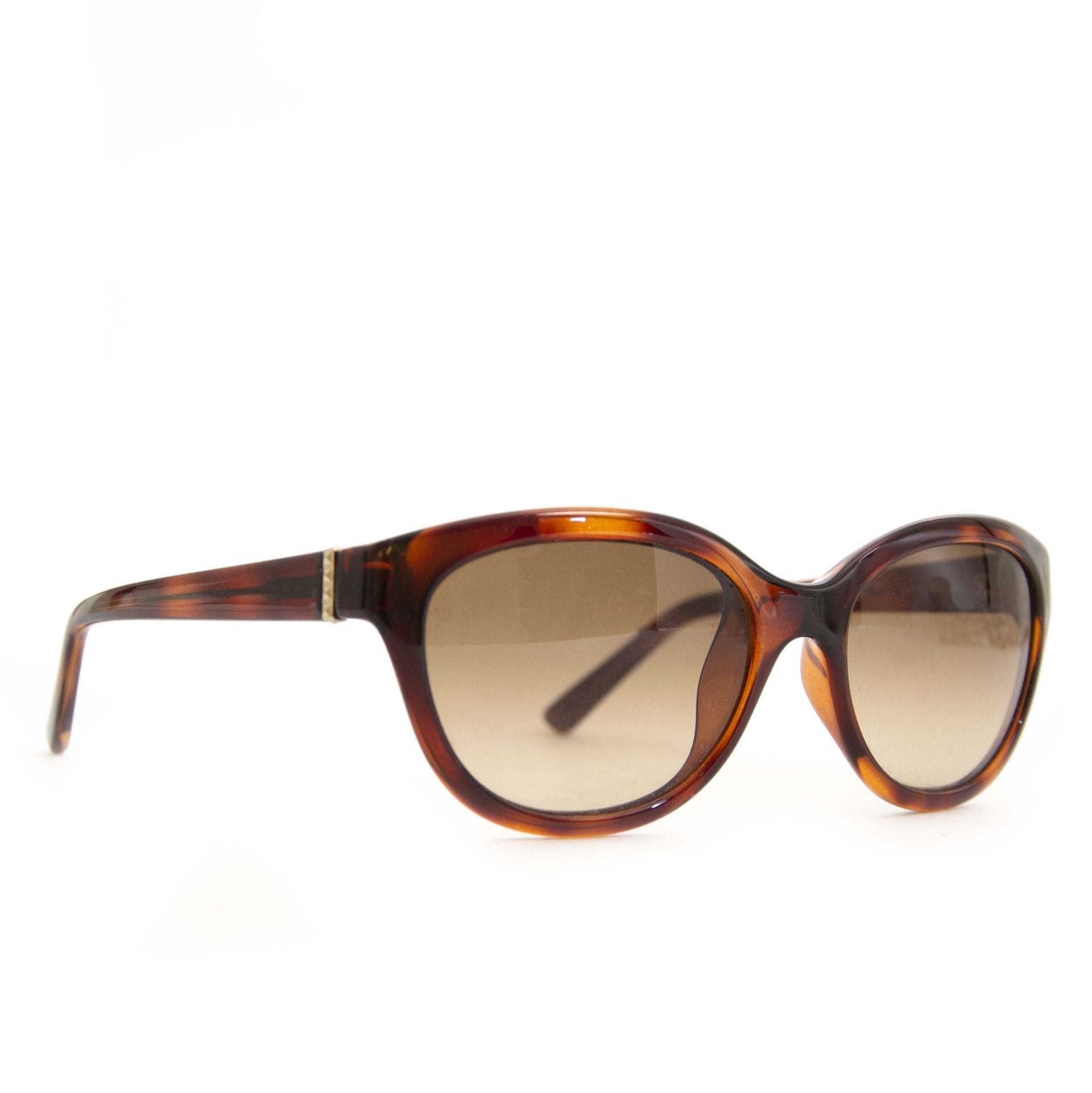 Buy authentic second hand vintage Valentino Brown Havana Gold Sunglasses at online webshop LabelLOV. Safe and secure online shopping. Koop authentieke tweedehands vintage Valentino Brown Havana Gold Sunglasses bij online webshop LabelLOV.