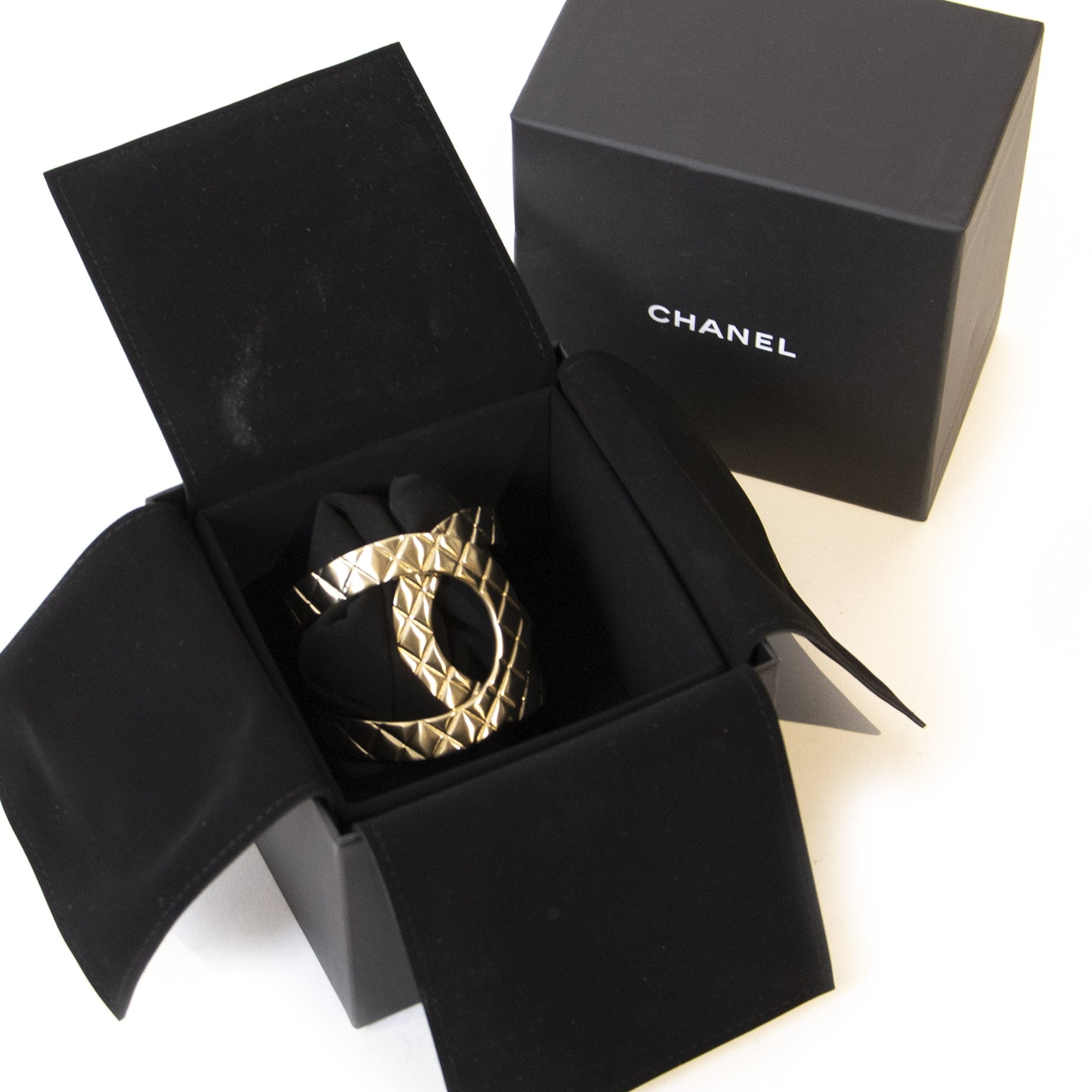 Authentique seconde main vintage Chanel Cross Closure Bangle achète en ligne webshop LabelLOV
