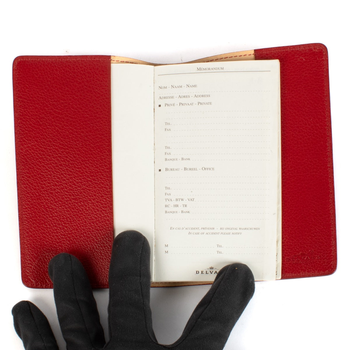 Shop safe online at Labellov in Antwerp, Brussels and Knokke this 100% authentic second hand Delvaux Red Agenda Cover