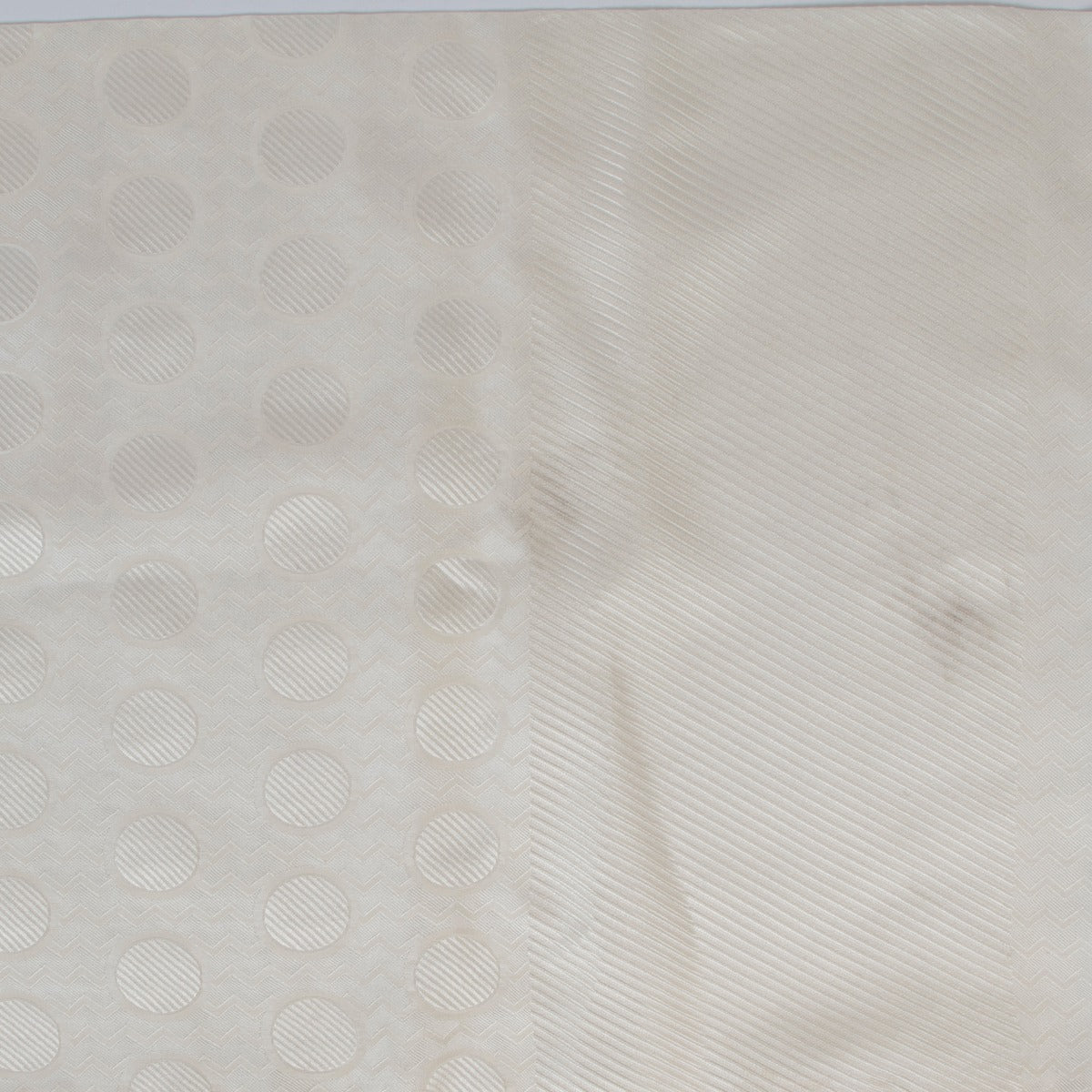 We are in love with this Christian Dior Cream Scarf you aswell? Buy this Christian Dior Cream Scarf with dot design online or in store at Labellov Antwerp