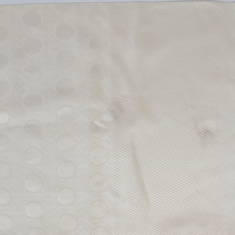 We are in love with this Christian Dior Cream Scarf you aswell? Buy this Christian Dior Cream Scarf with dot design online or in store at Labellov Antwerp