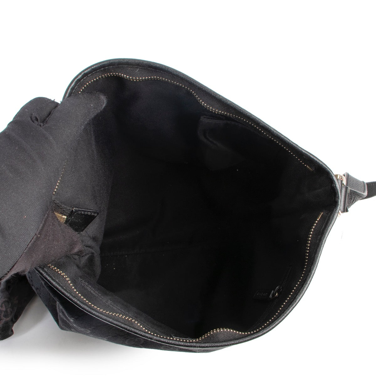 This Gucci Black Abbey D-ring GG Bag is available at Labellov for a good price and in very good condition online or in store.