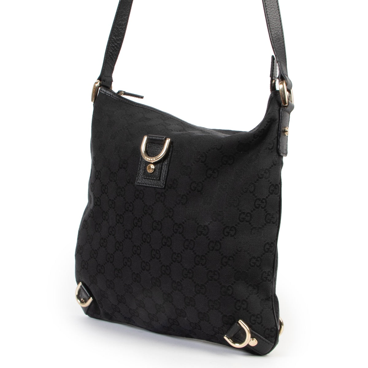 This Gucci Black Abbey D-ring GG Bag is available at Labellov for a good price and in very good condition online or in store.