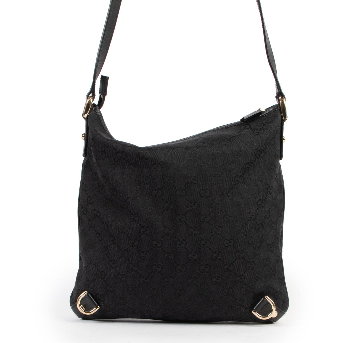 This Gucci Black Abbey D-ring GG Bag is available at Labellov for a good price and in very good condition online or in store.