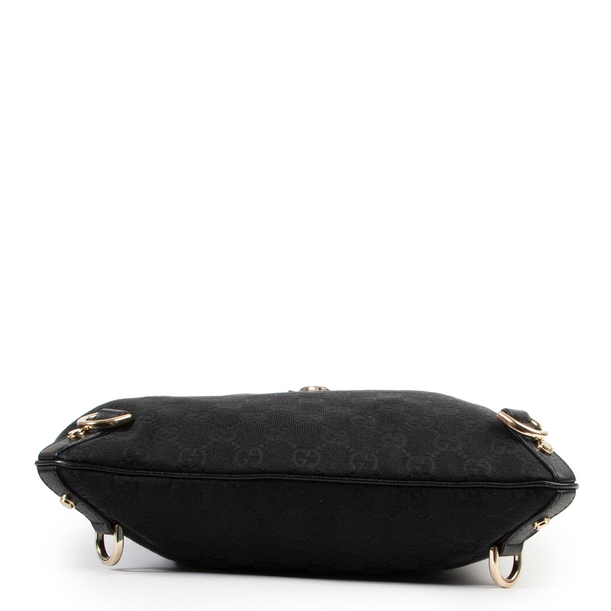 This Gucci Black Abbey D-ring GG Bag is available at Labellov for a good price and in very good condition online or in store.