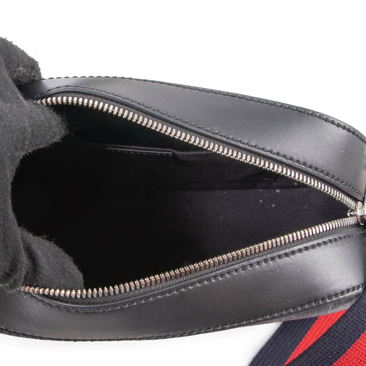 Shop safe online at Labellov in Antwerp this 100% authentic second hand Gucci GG Supreme Black Crossbody Bag