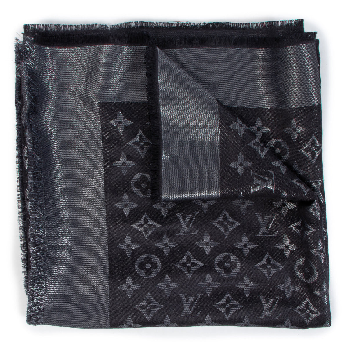 Louis Vuitton Black Monogram Scarf for the best price at Labellov secondhand luxury in Antwerp. We buy and sell your authentic designer bags for the best price.