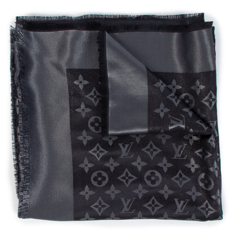 Louis Vuitton Black Monogram Scarf for the best price at Labellov secondhand luxury in Antwerp. We buy and sell your authentic designer bags for the best price.