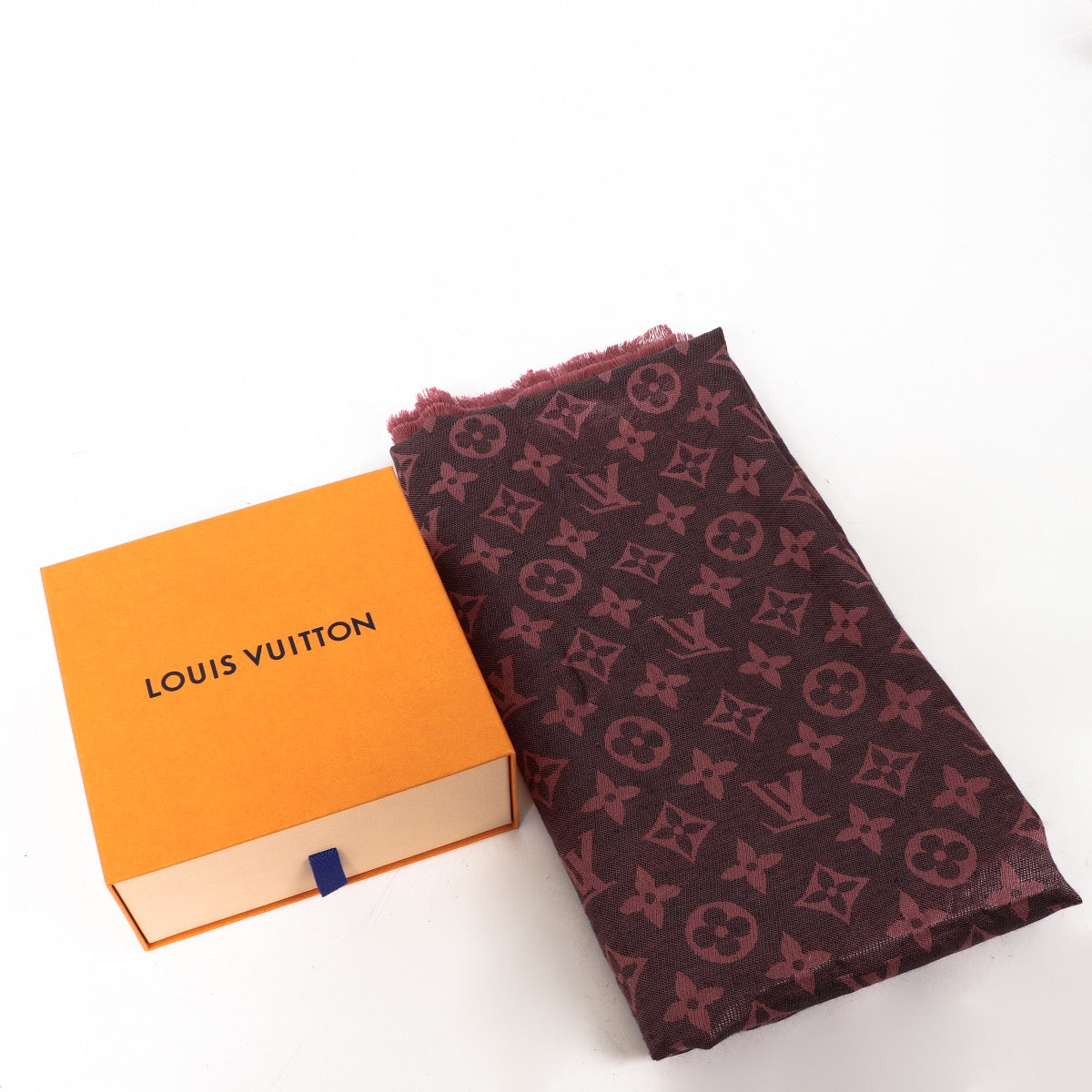 Buy an authentic Louis Vuitton Monogram Scarf in very good condition at Labellov in Antwerp.