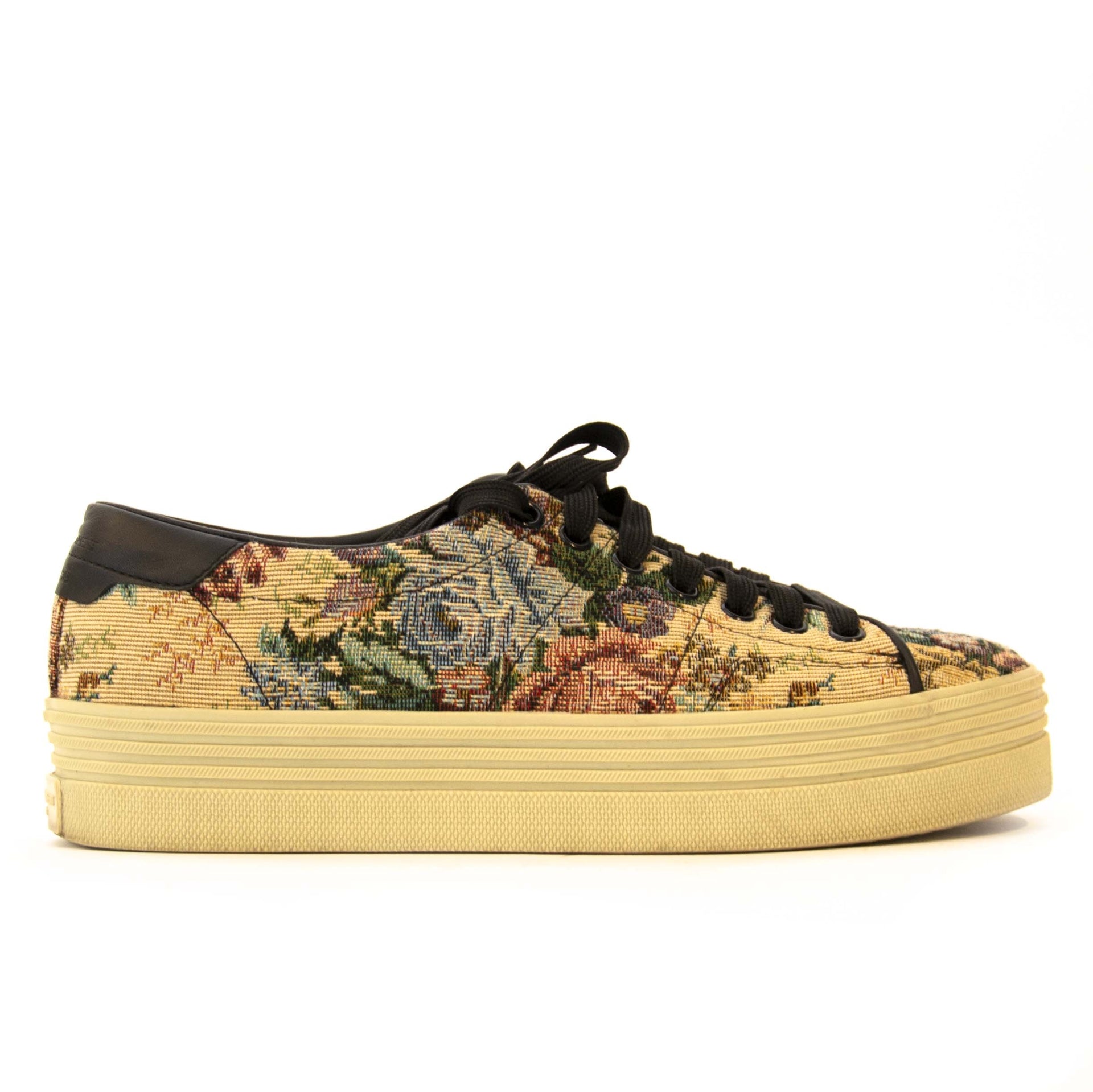 Buy authentic secondhand Saint Laurent sneakers at the right price at LabelLOV vintage webshop. Safe and secure online shopping. Koop authentieke Saint Laurent sneakers aan de juiste prijs bij LabelLOV.