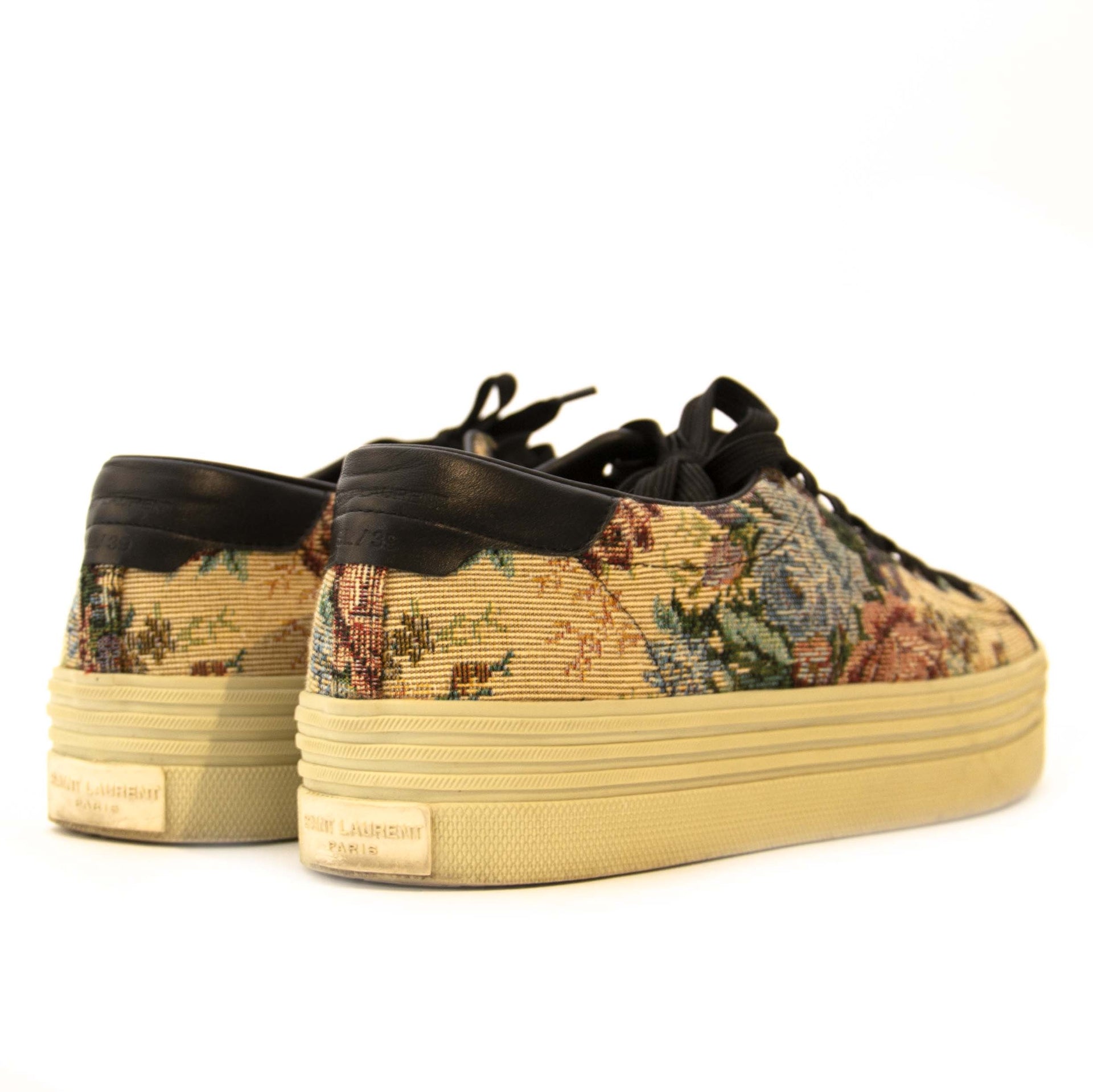 Buy authentic secondhand Saint Laurent sneakers at the right price at LabelLOV vintage webshop. Safe and secure online shopping. Koop authentieke Saint Laurent sneakers aan de juiste prijs bij LabelLOV.
