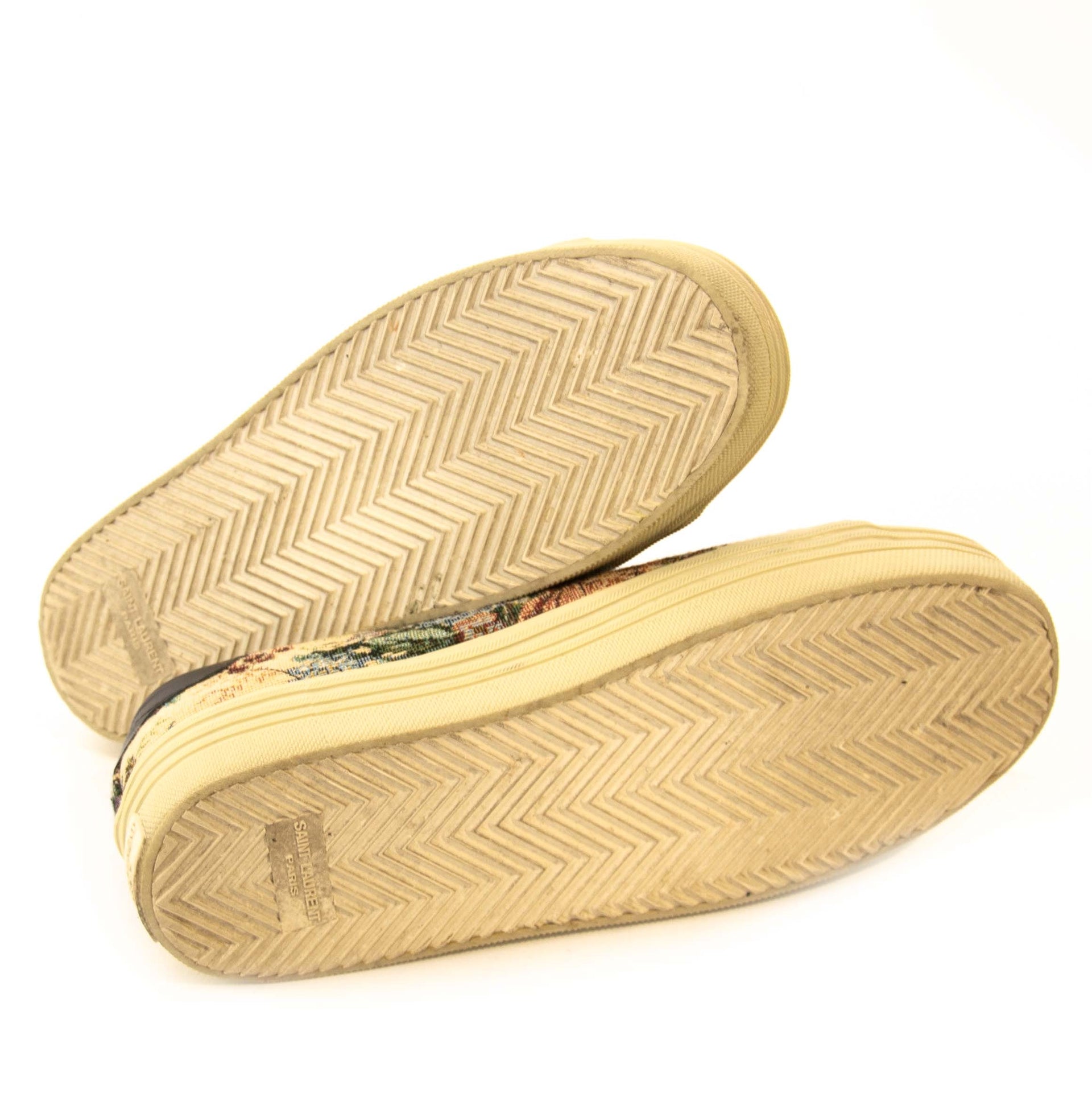 Buy authentic secondhand Saint Laurent sneakers at the right price at LabelLOV vintage webshop. Safe and secure online shopping. Koop authentieke Saint Laurent sneakers aan de juiste prijs bij LabelLOV.