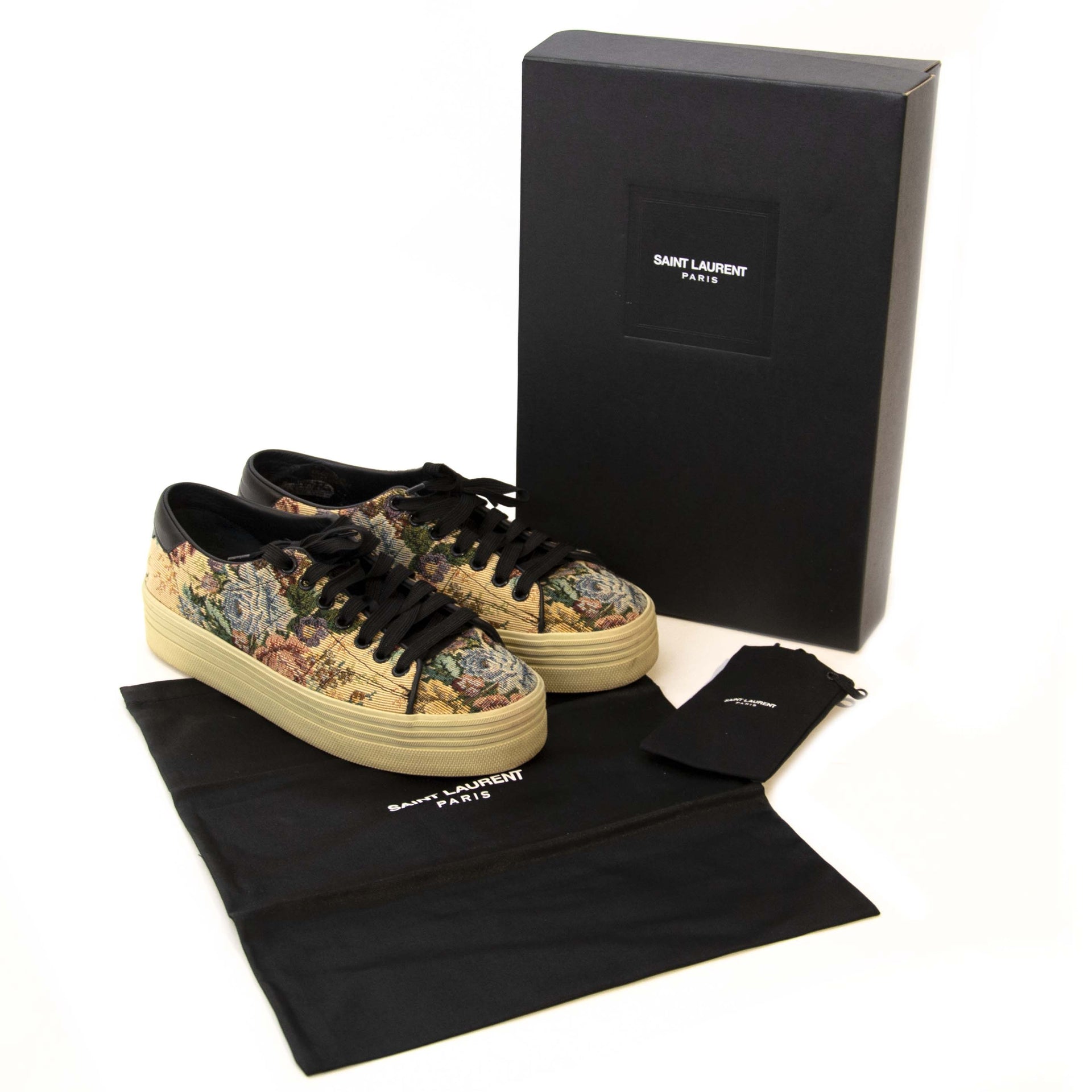 Buy authentic secondhand Saint Laurent sneakers at the right price at LabelLOV vintage webshop. Safe and secure online shopping. Koop authentieke Saint Laurent sneakers aan de juiste prijs bij LabelLOV.