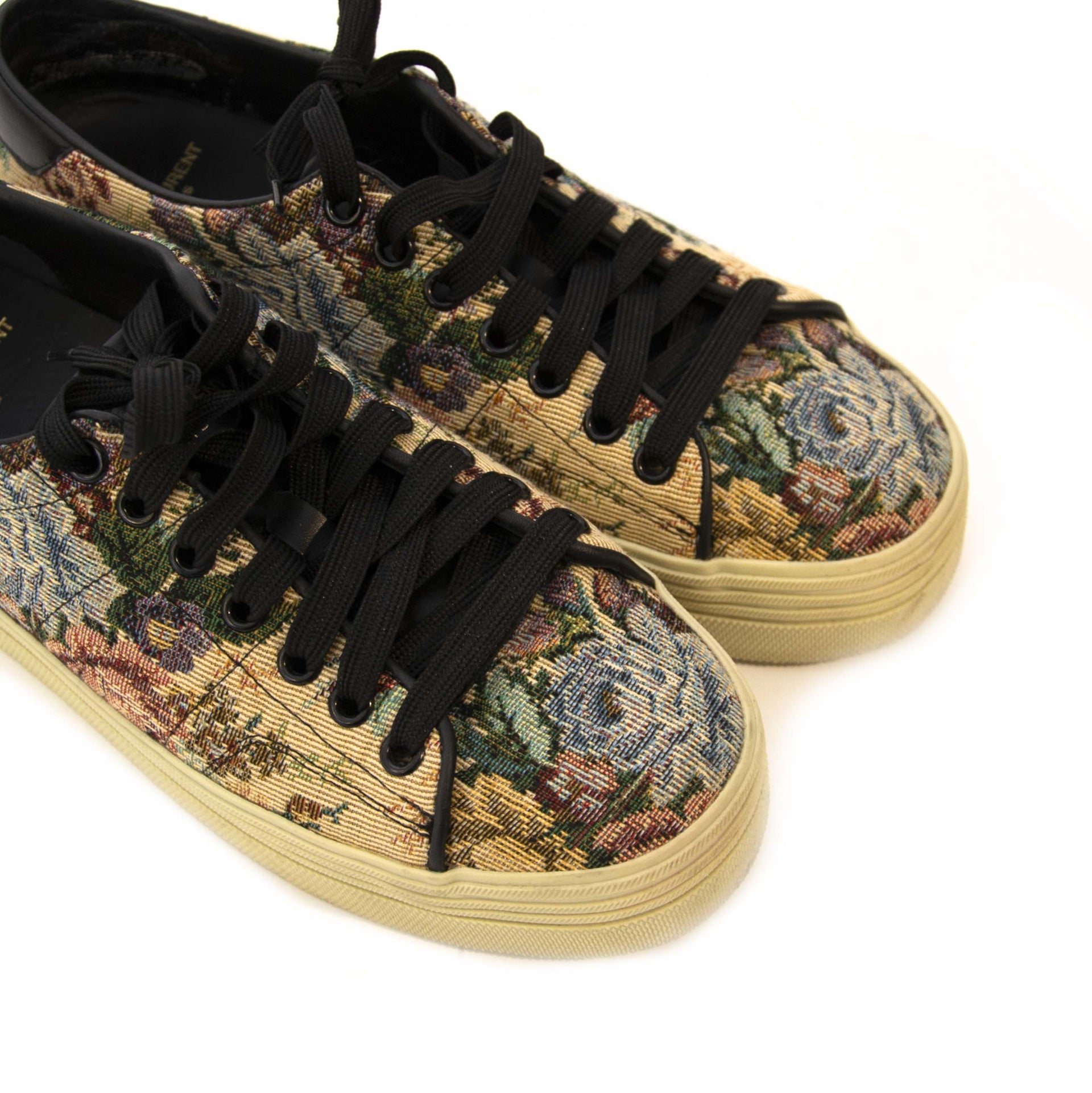 Buy authentic secondhand Saint Laurent sneakers at the right price at LabelLOV vintage webshop. Safe and secure online shopping. Koop authentieke Saint Laurent sneakers aan de juiste prijs bij LabelLOV.