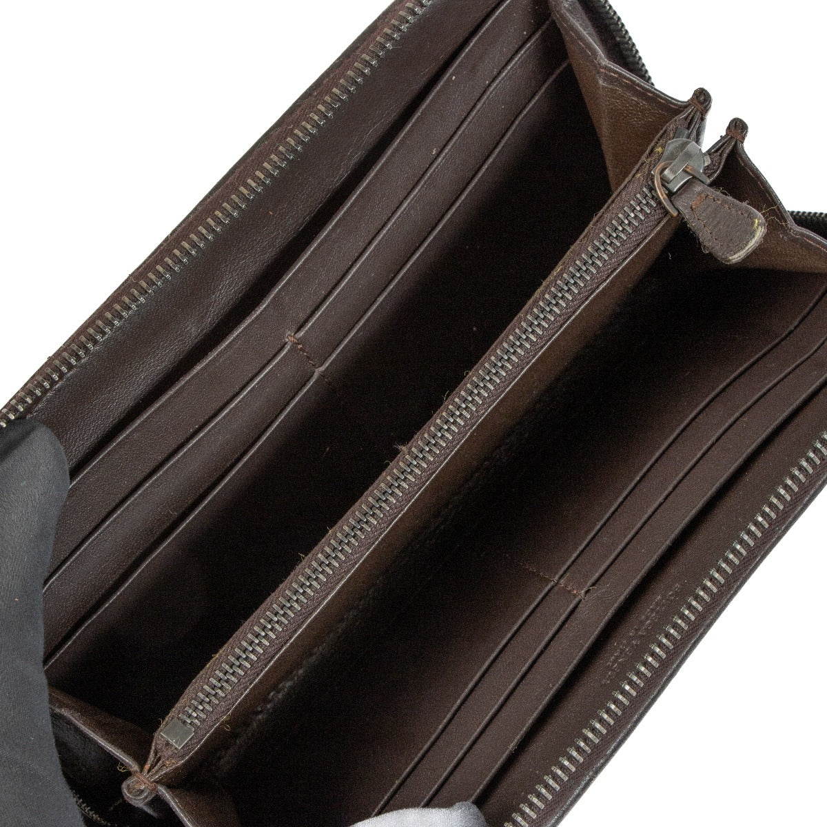 Shop safe online at Labellov in Antwerp, Brussels and Knokke this 100% authentic second hand Bottega Veneta Brown Leather Butterfly Intrecciato Zip Around Wallet