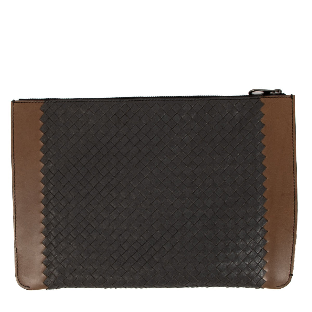 Shop safe online at Labellov in Antwerp, Brussels and Knokke this 100% authentic second hand Bottega Veneta Brown and grey Intrecciato Clutch