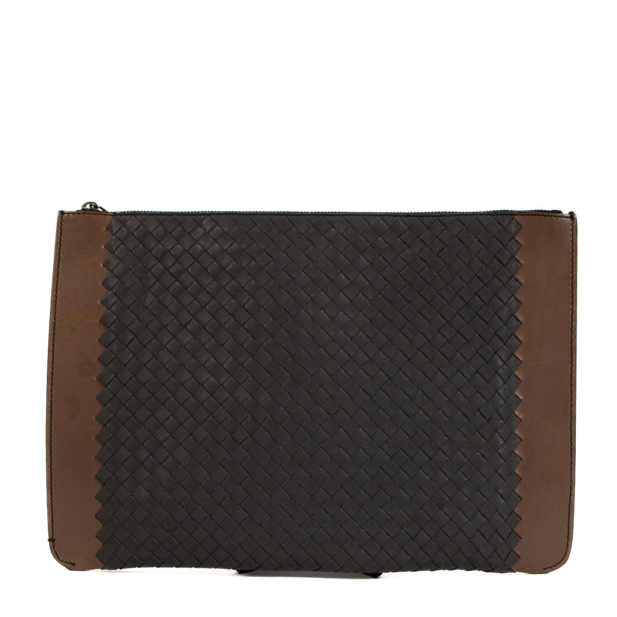 Shop safe online at Labellov in Antwerp, Brussels and Knokke this 100% authentic second hand Bottega Veneta Brown and grey Intrecciato Clutch