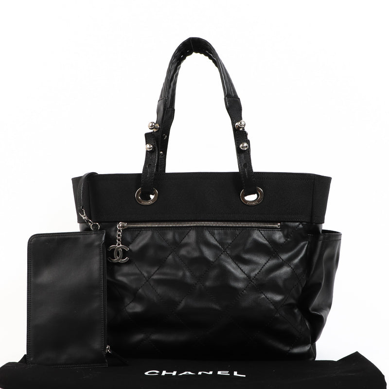 Shop safe online at Labellov in Antwerp, Brussels and Knokke this 100% authentic second hand Chanel Black Coated Canvas Paris-Biarritz Tote Bag