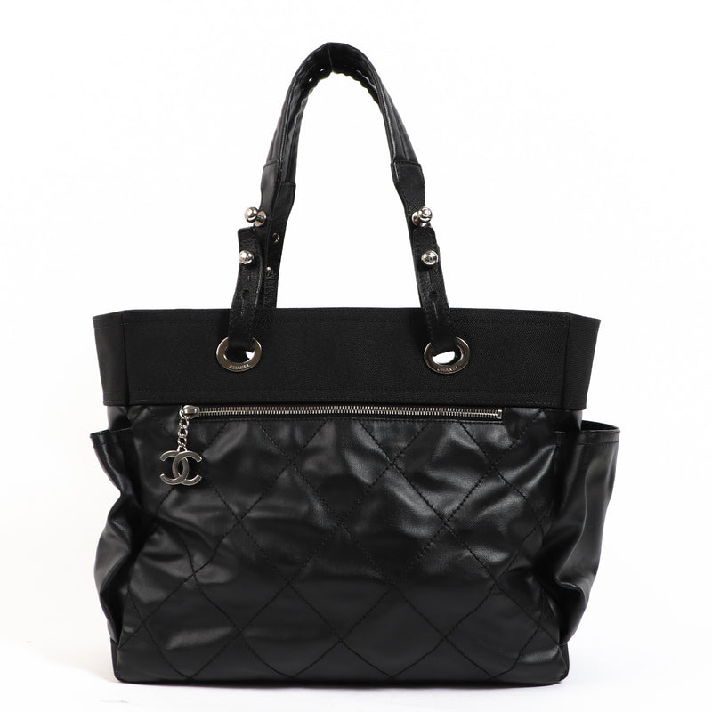 Shop safe online at Labellov in Antwerp, Brussels and Knokke this 100% authentic second hand Chanel Black Coated Canvas Paris-Biarritz Tote Bag