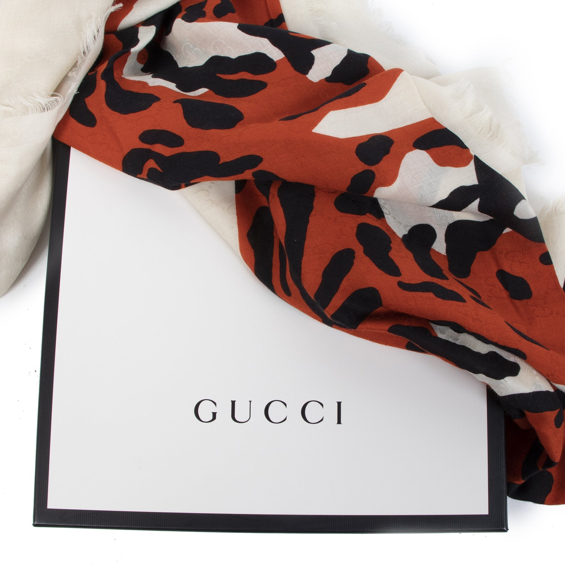 Buy authentic Gucci White Love Elisir Tiger Print Scarf at the right price safe and secure online webshop LabelLOV Antwerp Belgium