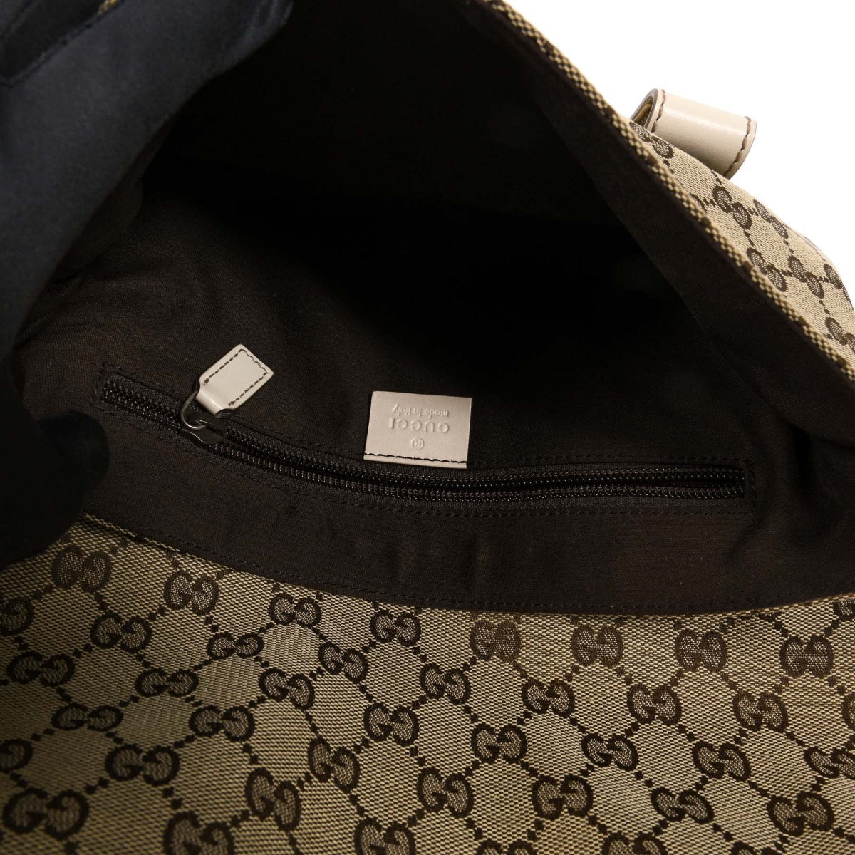 Shop safe online at Labellov in Antwerp this 100% authentic second hand Gucci GG Canvas Waist Bag