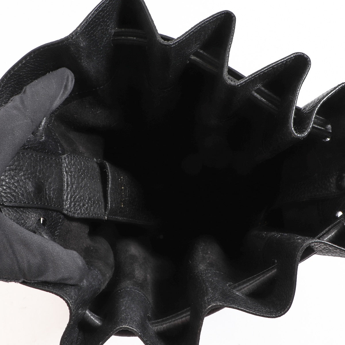 Buy an authentic Delvaux Black Leather Bucket Bag in very good condition at Labellov in Antwerp.