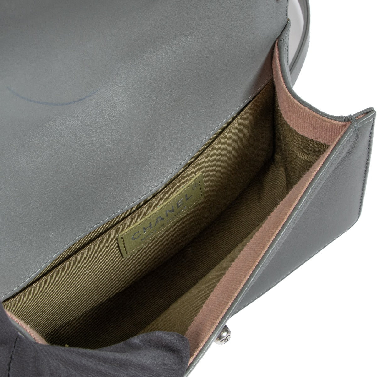 Sac Boy Small en cuir de veau matelassé gris Chanel