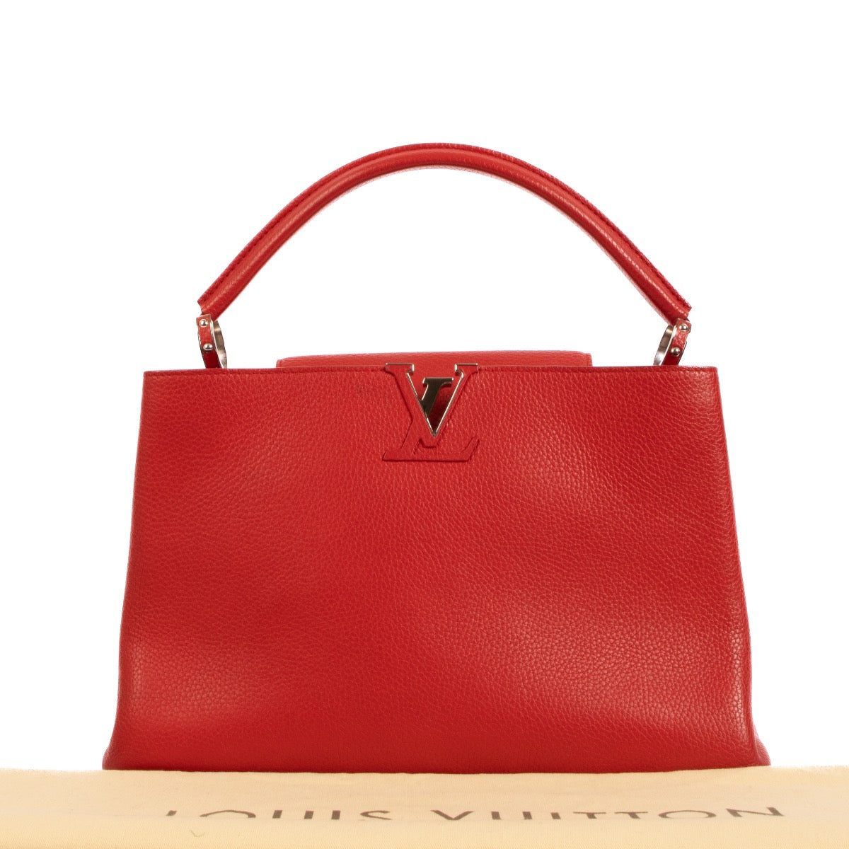 Shop safe online at Labellov in Antwerp, Brussels and Knokke this 100% authentic second hand Louis Vuitton Rubis Taurillon Leather Capucines MM Top Handle