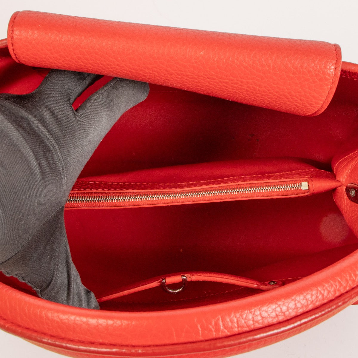 Shop safe online at Labellov in Antwerp, Brussels and Knokke this 100% authentic second hand Louis Vuitton Rubis Taurillon Leather Capucines MM Top Handle