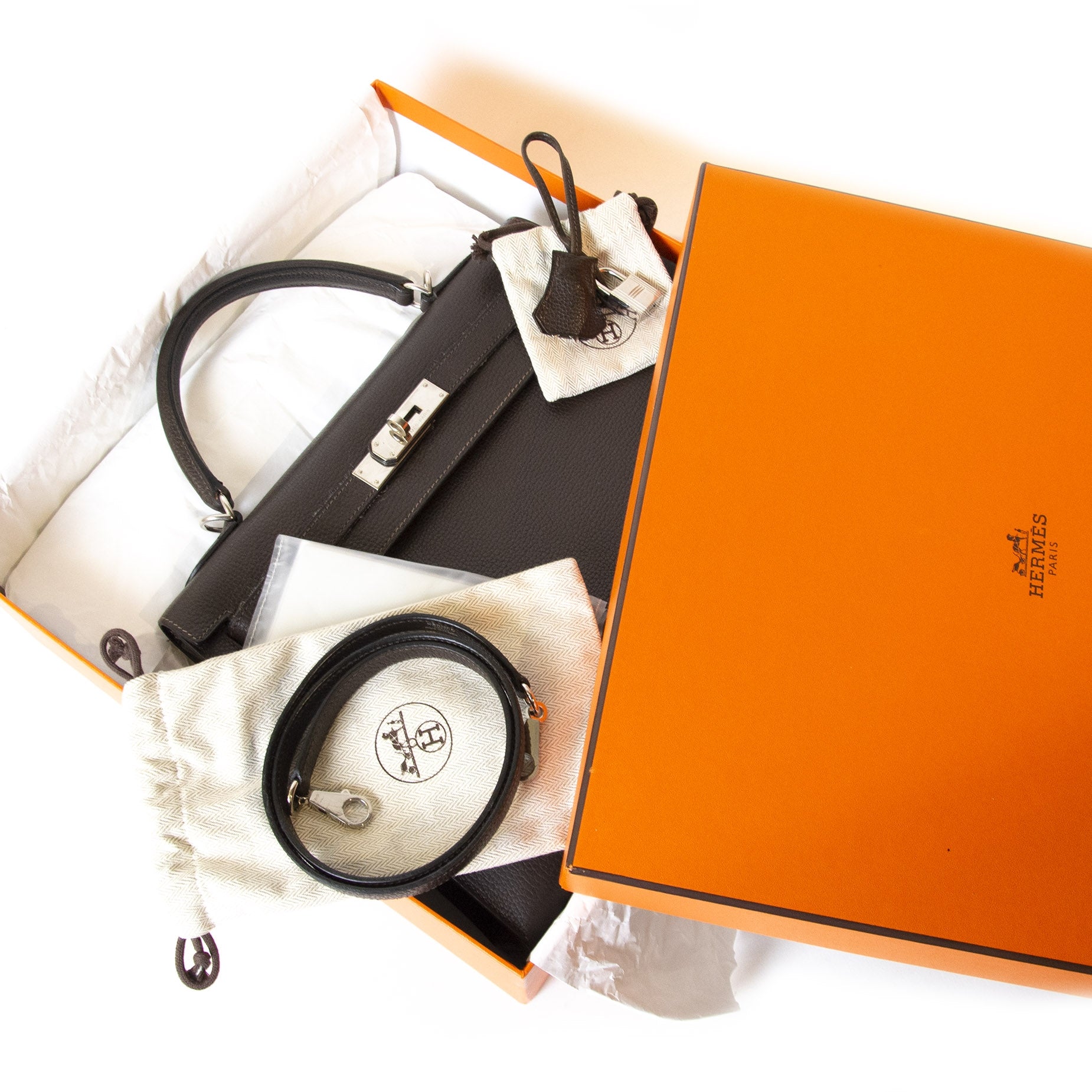 We buy and sell your authentic designer bags online at Labellov secondhand