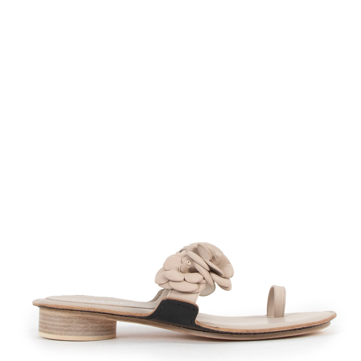 Buy online authentic second hand Chanel Spring 2014 Camellia Sandals - Size 39 in very good condition at Labellov in Antwerp