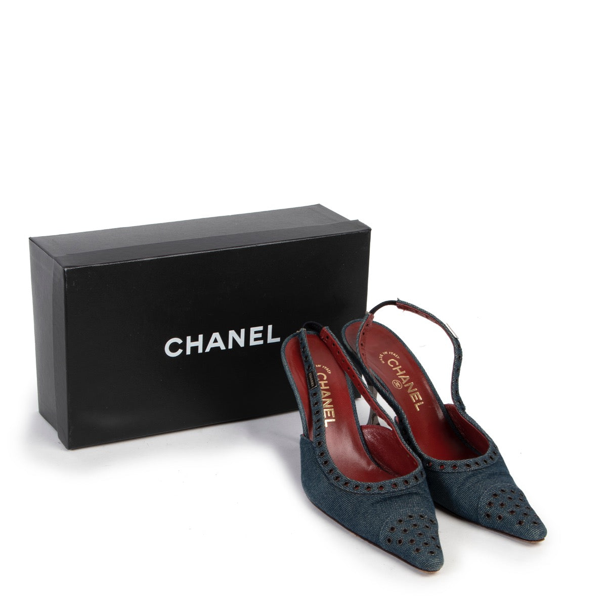 Shop safe online at LABELLOV in Antwerp these 100% authentic second hand Chanel Blue Denim Pumps - Size 40