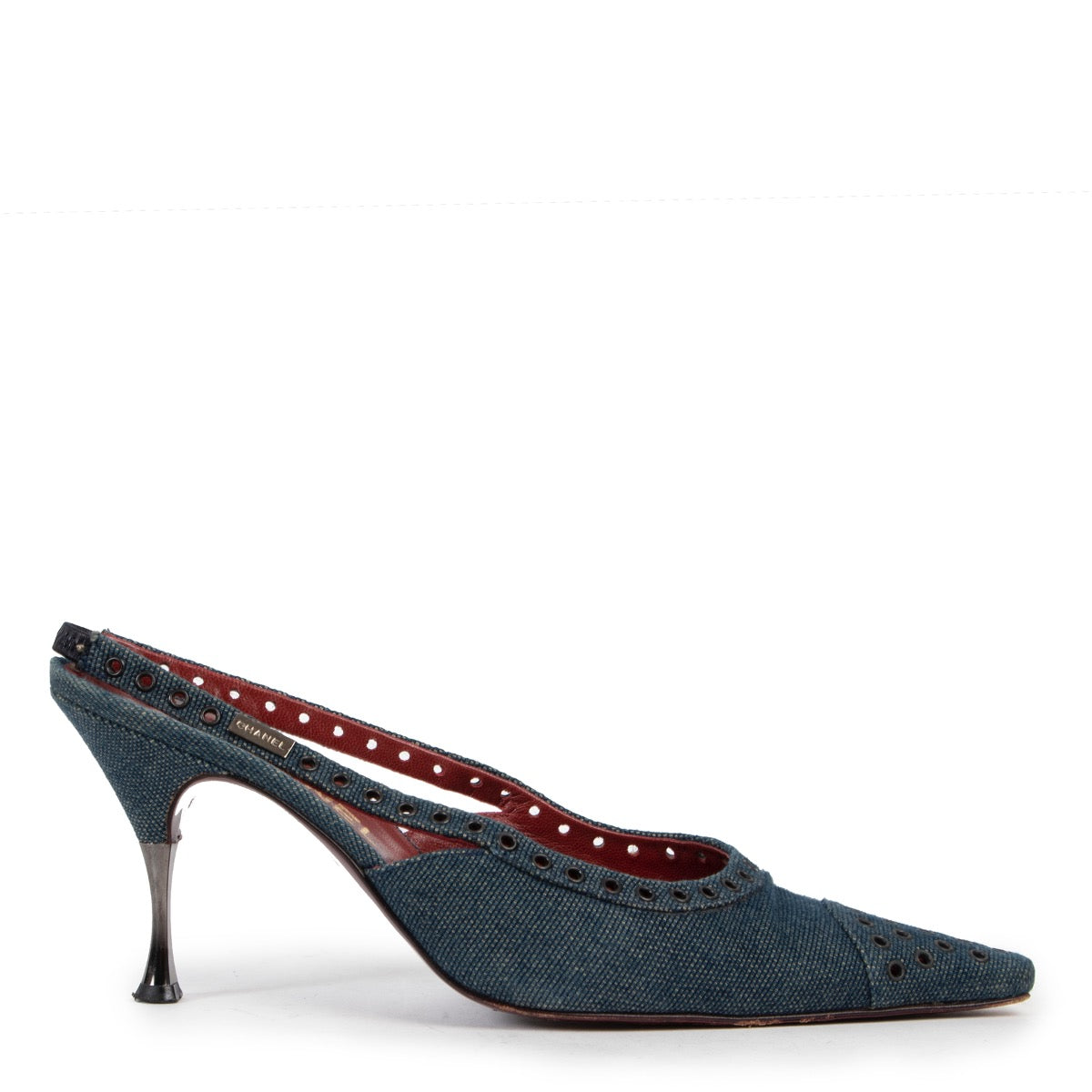 Shop safe online at LABELLOV in Antwerp these 100% authentic second hand Chanel Blue Denim Pumps - Size 40
