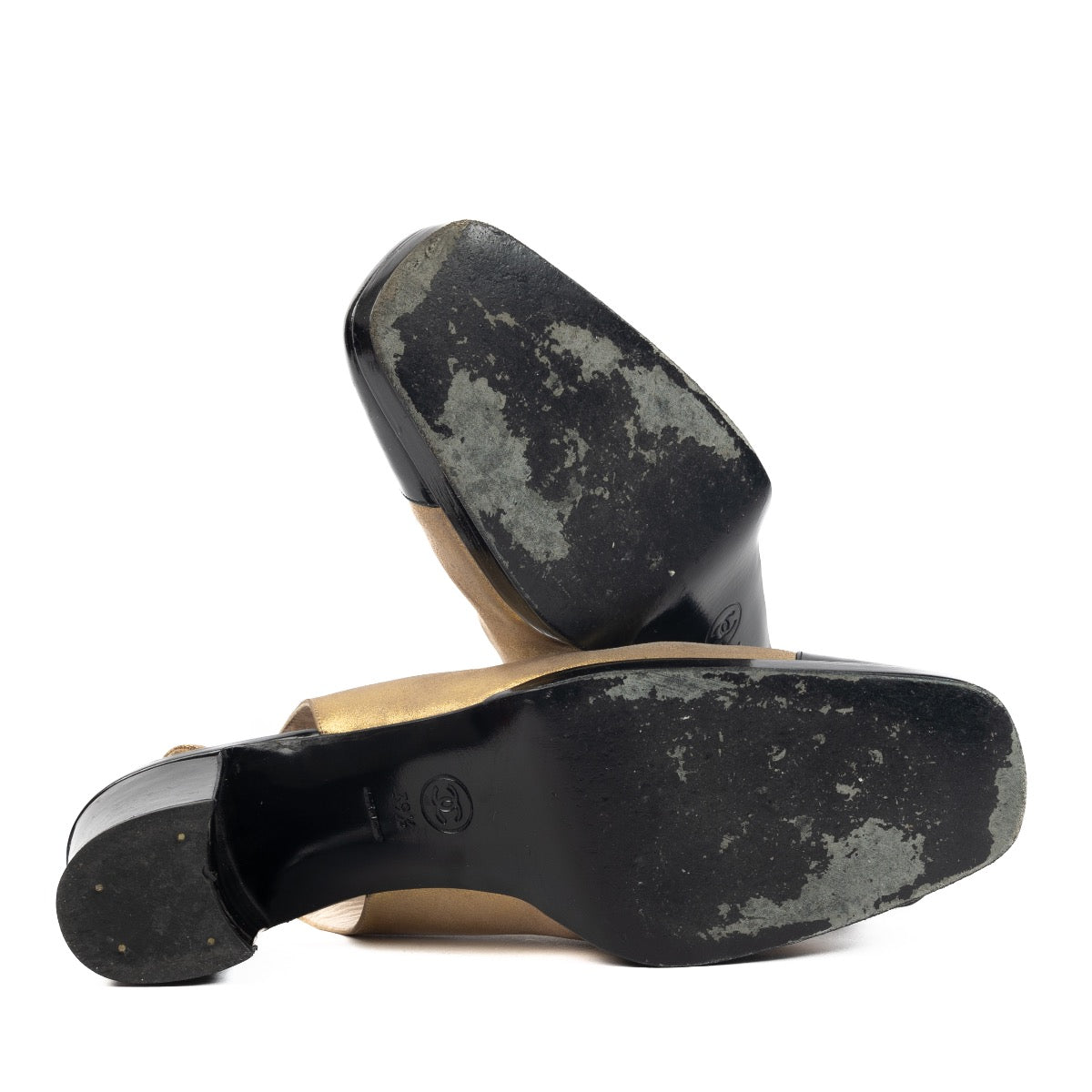 Shop 100% authentic second-hand Chanel Gold Pumps on Labellov.com