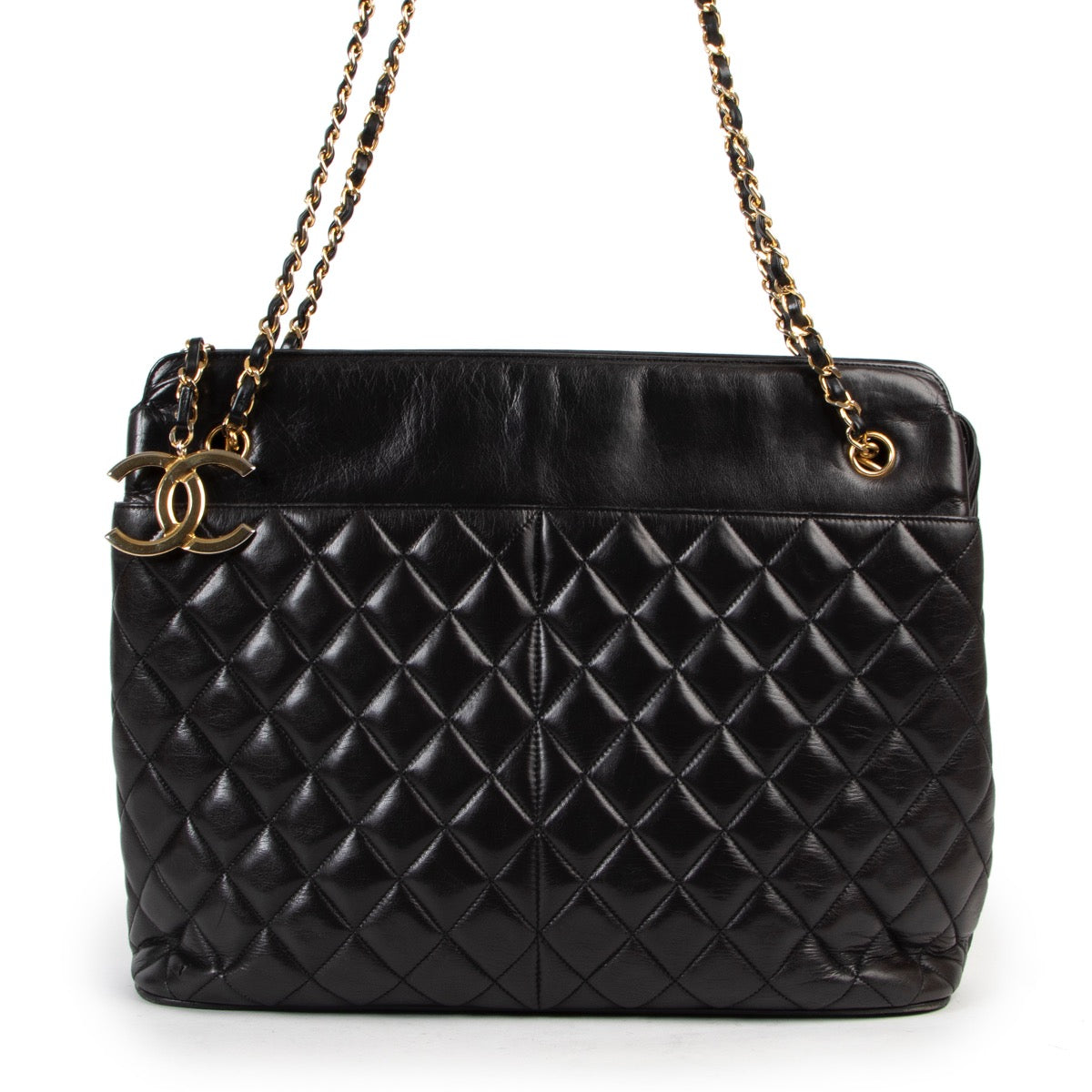 Now availabel to be bought at Labellov Luxury. buy and sell your designer items at Labellov for a reasonable price and with great service. Get this Chanel Vintage Black Quilted Shopper now online or in store