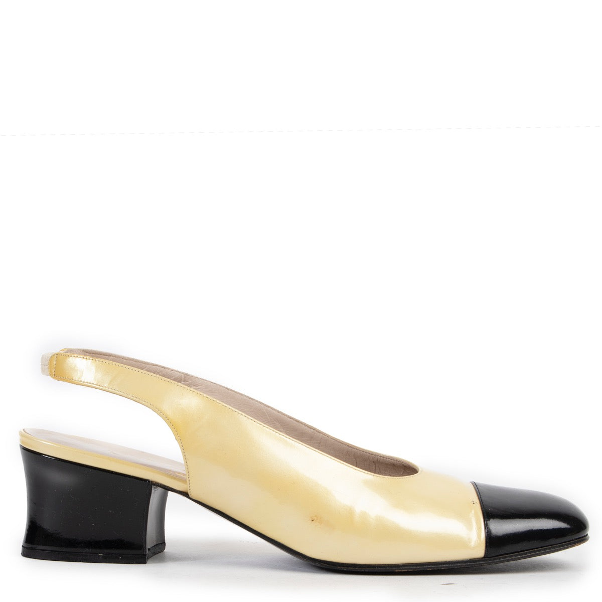 Shop safe online at Labellov in Antwerp this 100% authentic second hand Chanel Yellow and Black Patent Leather Pumps - Size 40