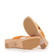Hermès Orange Crisscross Wooden Slides Sandals - Size 40 are now available at Labellov online or in our showroom. Buy and sell your designer items for a reasonable price and in very good condition.